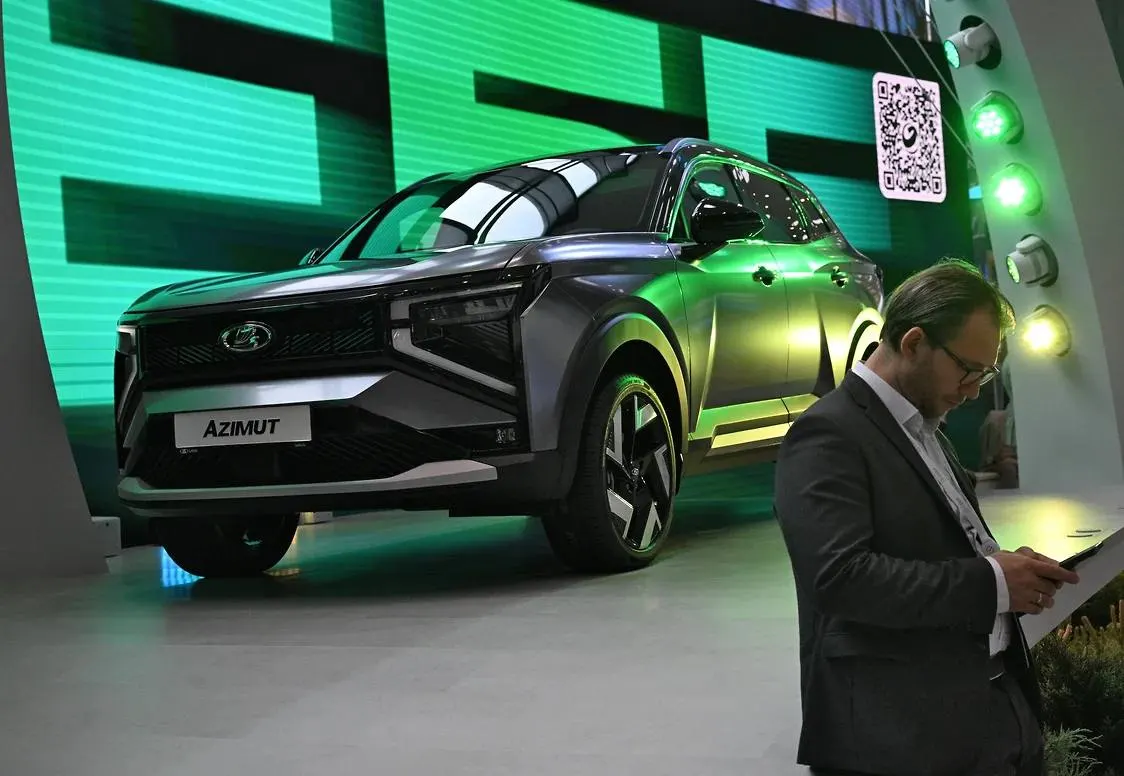 На заводе запущена серия бамперов для нового кроссовера Lada Azimut: используется самая крупная пресс-форма в истории предприятия, а также обновлены краска и сборка.