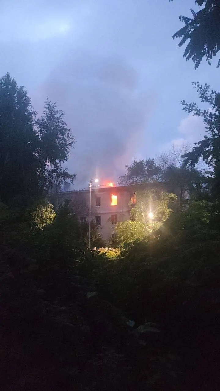 Ночью на улице Ново‑Садовая, 175 зафиксировано крупное возгорание. Подробности и причины пожара уточняются.