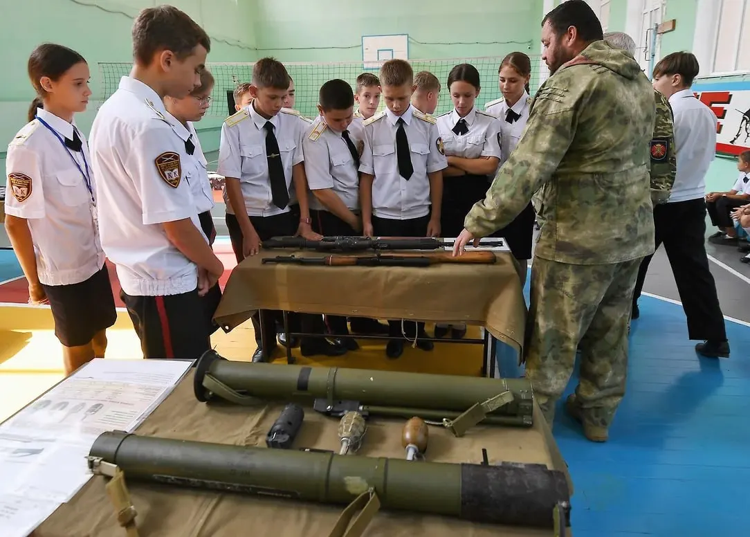 Российское военно-историческое общество предложило вовлечь учащихся в запись рассказов участников СВО и волонтёров; инициативу, по словам общества, поддержало Минобрнауки. Собранные материалы планируют использовать в школьных музеях и цифровом архиве как элемент патриотического воспитания.