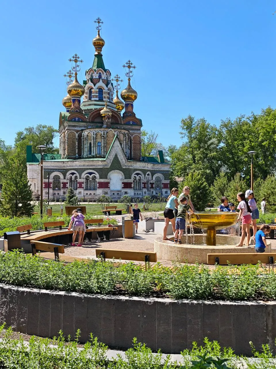 В сквере у храма Сергия Радонежского в Чапаевске открылось новое пространство — аптекарский сад, где собрали лекарственные растения и травы для сохранения традиций и просвещения жителей.