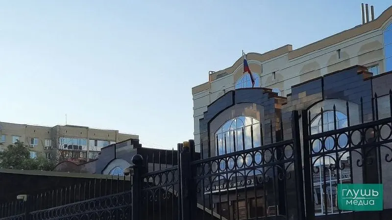 Кировский районный суд Саратова запретил деятельность ИП, державшей контактный зоопарк с 65 животными без лицензии; апелляция подтвердила решение после проверок, выявивших нарушения правил содержания и отсутствие предохранительных барьеров, что привело к травме ребёнка.