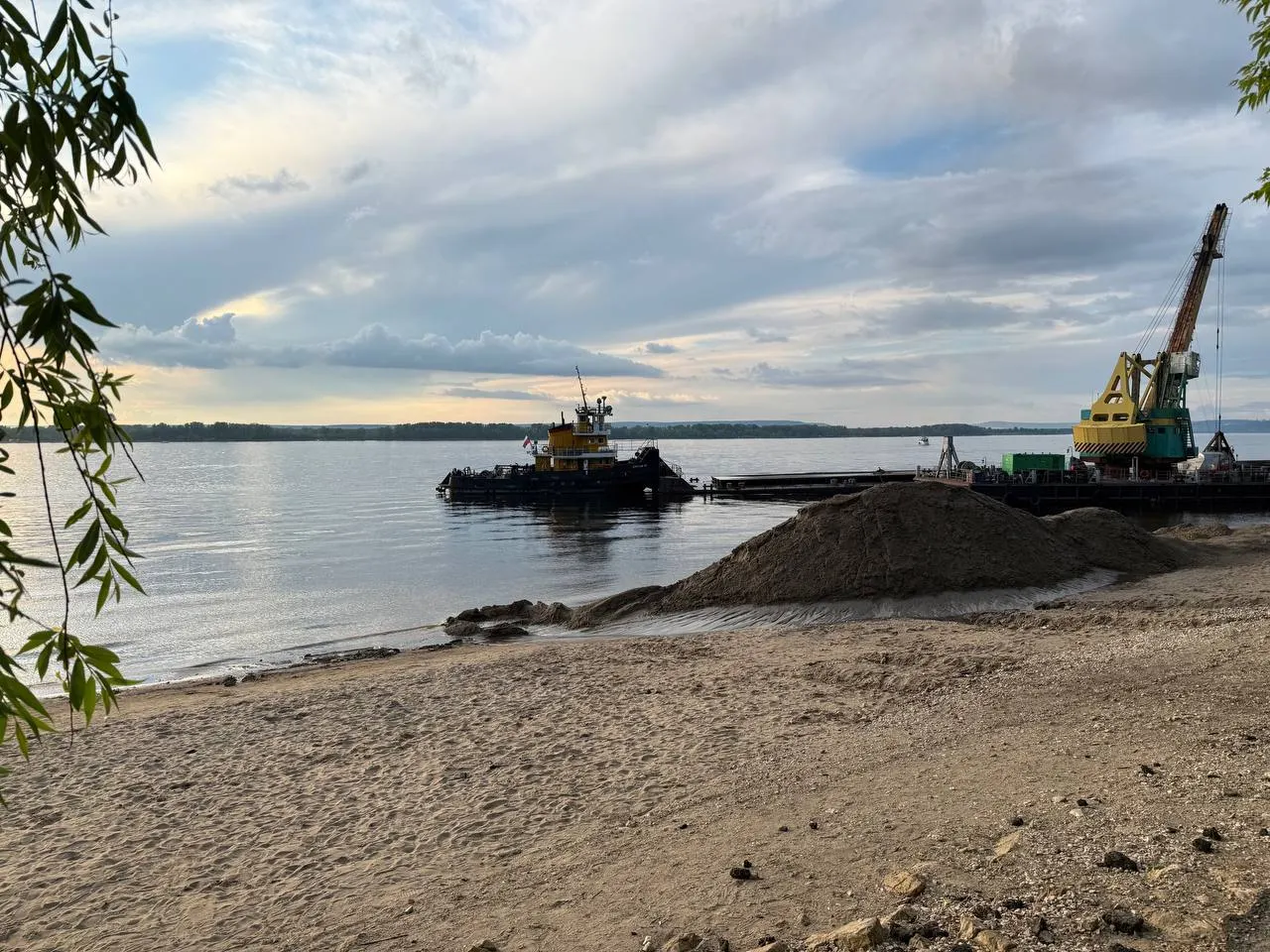 Свежий песок привезли и разровняли на нескольких городских пляжах: работы завершены на ряде участков, техника продолжает работу у Ладьи.