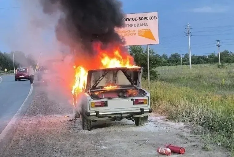 На автодороге между Кинелем и Богатым во время движения загорелся ВАЗ-2106. Никто не пострадал, причины возгорания уточняются.