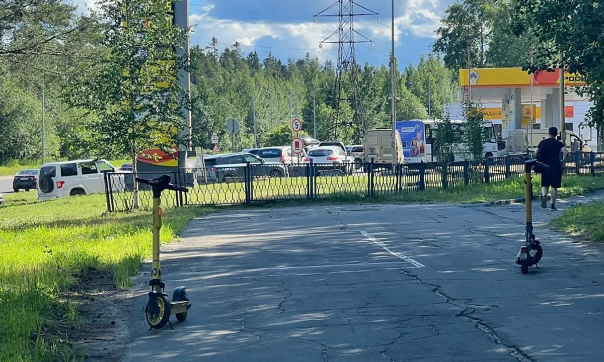 В нескольких регионах сохраняются ограничения на отпуск топлива, многокилометровые очереди на АЗС и случаи кражи бензина с припаркованных автомобилей.