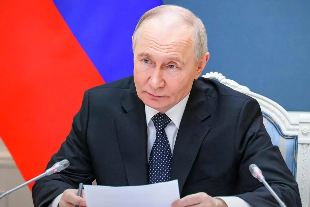 Указ, опубликованный 1 июня 2026 года, разрешает приостанавливать выплаты по депозитам перед иностранными лицами из стран, признанных «недружественными»; ранее механизм охватывал кредиты и ценные бумаги.