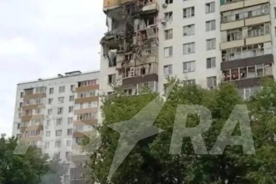 По предварительным данным, мощный взрыв в многоквартирном доме в Нижнекамске прогремел спустя несколько минут после попадания беспилотника — возможна поздняя детонация боевой части или взрыв повреждённого газового оборудования. В тот же день в Нижнекамске и Тольятти произошли пожары на заводах, четыре человека получили ранения.