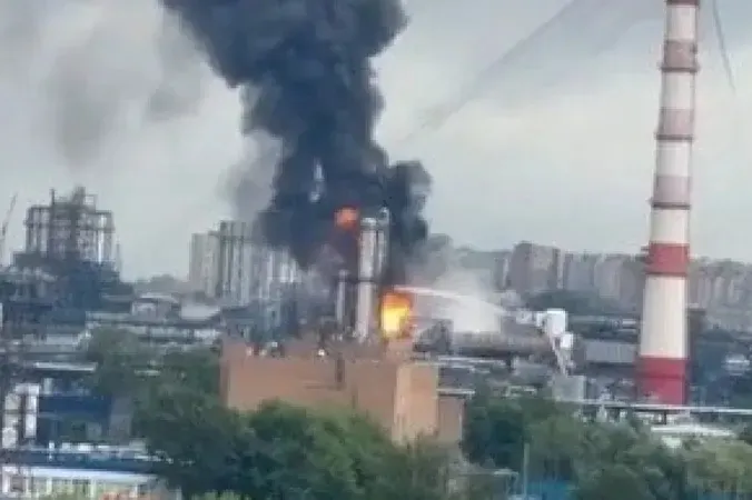 После попадания беспилотника в московский НПЗ по отраслевым данным остановлена основная установка; параллельно по стране ввели ограничения на продажу топлива после атак на другие заводы.
