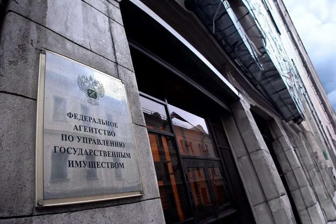 Новый закон отменяет привязку к минимальной цене и требование о шестимесячной паузе между неуспешными аукционами, что позволит быстрее выставлять на продажу квартиры, взысканные по решениям судов.