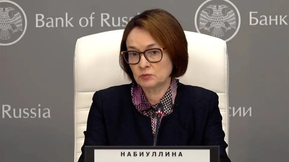 Глава Центробанка заявила, что отсутствовала в публичном поле почти месяц из‑за простуды и временной потери голоса. Её длительное отсутствие породило слухи об отставке и обсуждения возможной замены руководства.