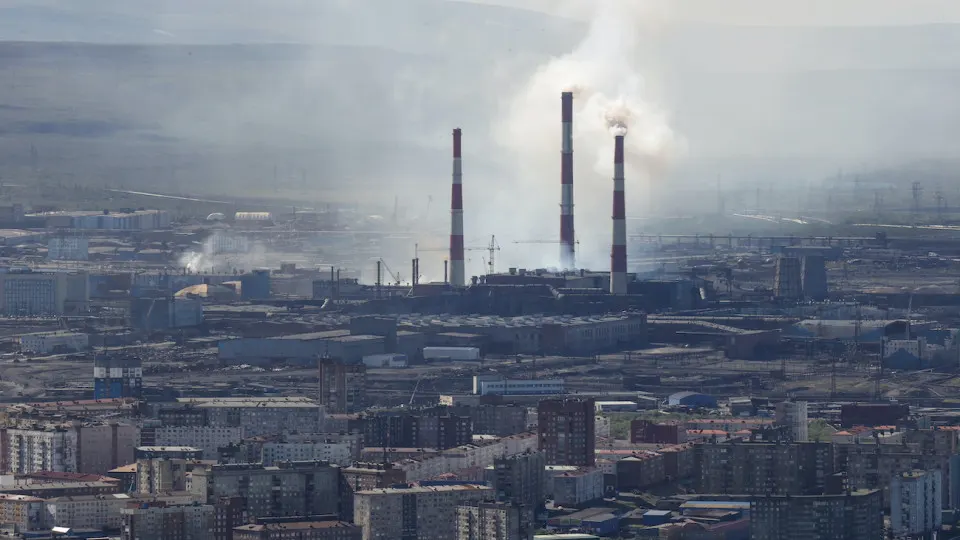 Минэкономразвития фиксирует отрицательную динамику: в мае промпроизводство сократилось, падение затронуло большинство отраслей, наибольшие потери — в выпуске нефтепродуктов и металлургии.