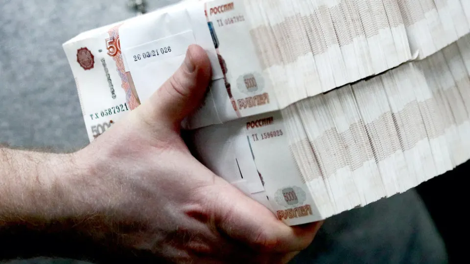 Сбербанк отмечает увеличение спроса на наличные на фоне сбоев в интернете и ужесточения налогового контроля. Центробанк ужесточил надзор за операциями с наличностью и потребовал от банков проверять происхождение крупных внесений.