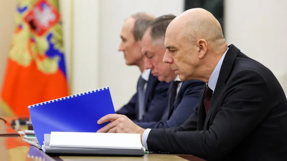 Резкое падение облигаций и рост доходностей отражают увеличение государственных заимствований и повышенные проинфляционные риски: правительству придется платить по долгосрочным бумагам до 15,5% годовых.
