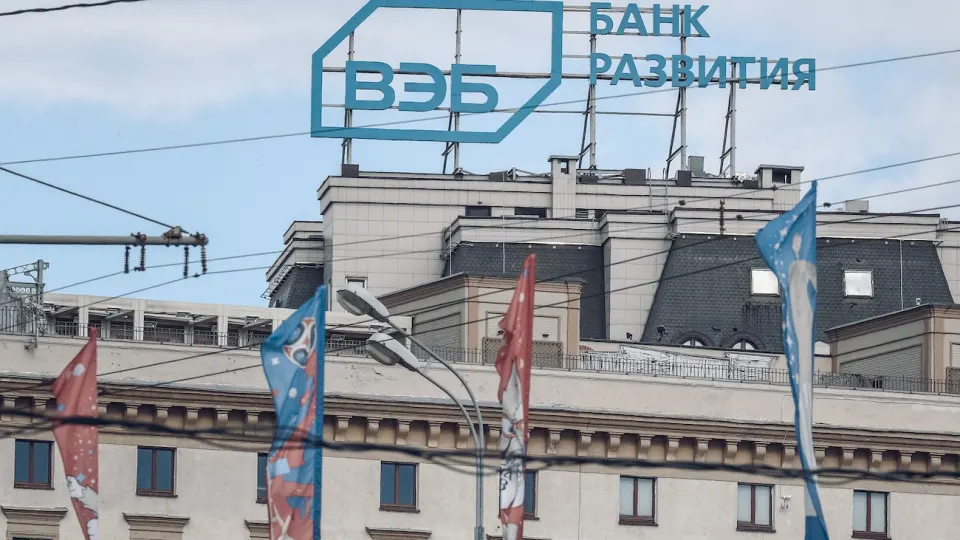 Крупный госбанк объявил масштабные сокращения и снижение бюджета на фоне волны увольнений в разных секторах экономики.