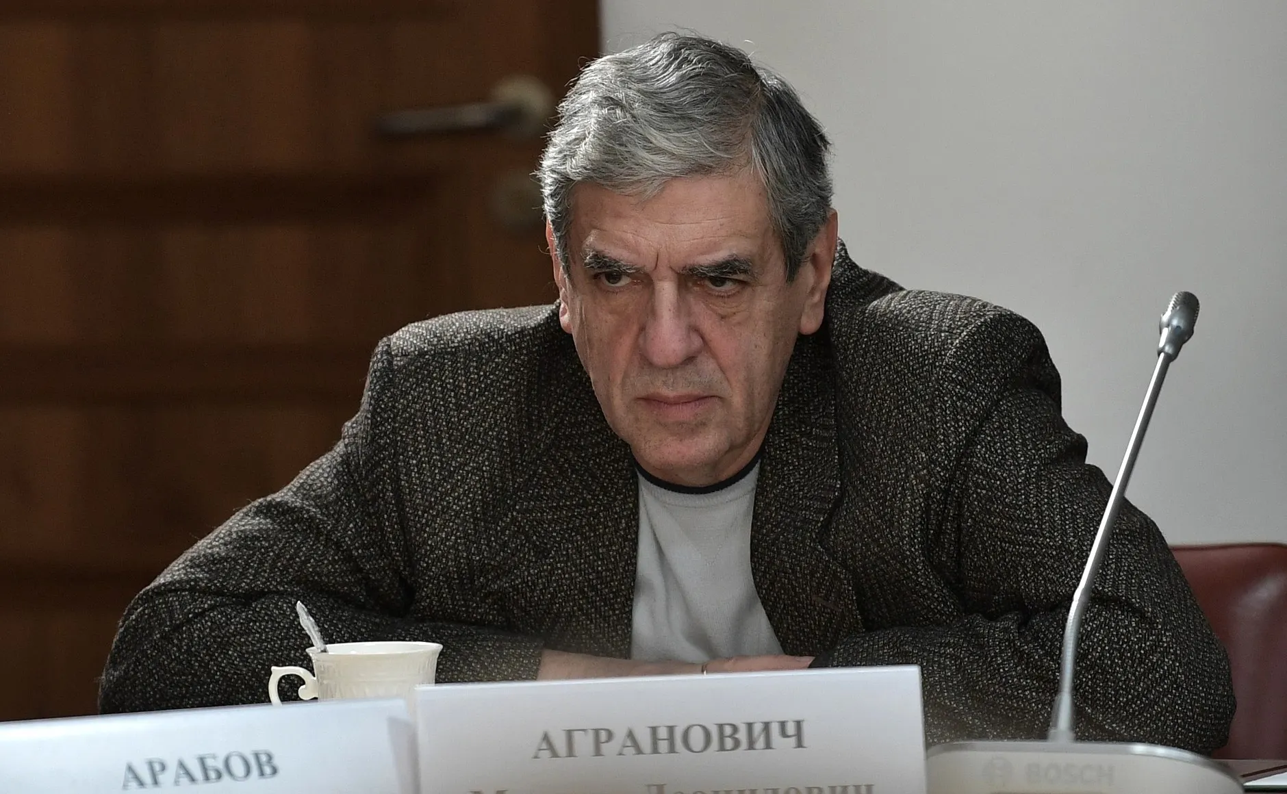 Операторский факультет объявил набор в специальную группу мастерской Михаила Аграновича: абитуриентам обещают бесплатное обучение с 2027 года при условии годичного контракта с Минобороны в войсках беспилотных систем и ряд льгот. Юридические эксперты предупреждают, что обещания об увольнении по окончании контракта могут не выполняться.