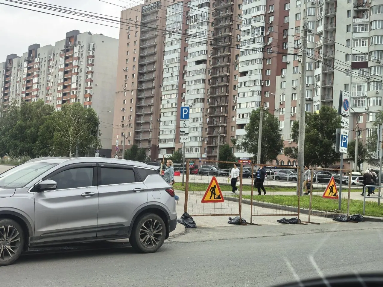 Парковка у онкоцентра в Самарской области закрыта с 23 июня, жители жалуются на переполненные проезды и отсутствие мест для сопровождающих пациентов. В администрации Промышленного района объясняют, что территория размежевана и запланированы ремонтные работы.