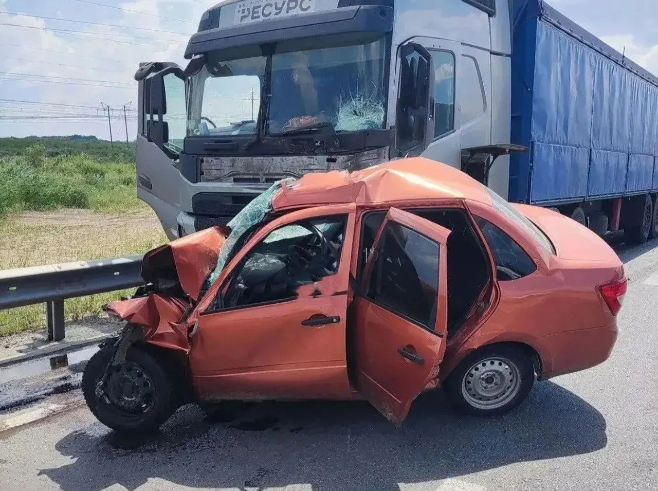 На 85-м километре трассы Самара—Пугачёв—Энгельс—Волгоград в Волжском районе произошло столкновение фуры и Lada Granta. Водитель легкового автомобиля погиб на месте.