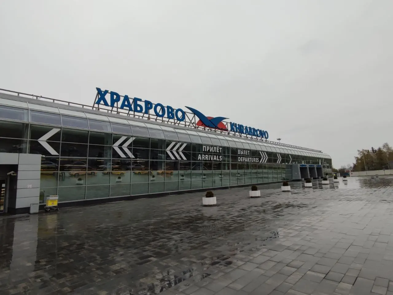 В калининградском аэропорту Храброво из‑за ограничений полётов в Ленинградской области задерживаются или отменяются около 30 рейсов — задержки составляют от 30 минут до двух часов.