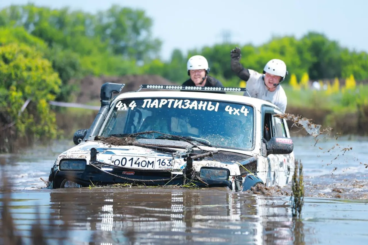 С 3 по 5 июля на поляне у Вязовских озёр проходит главное летнее внедорожное событие — основная гонка стартовала 4 июля в 11:00, десятки экипажей уже на трассе.