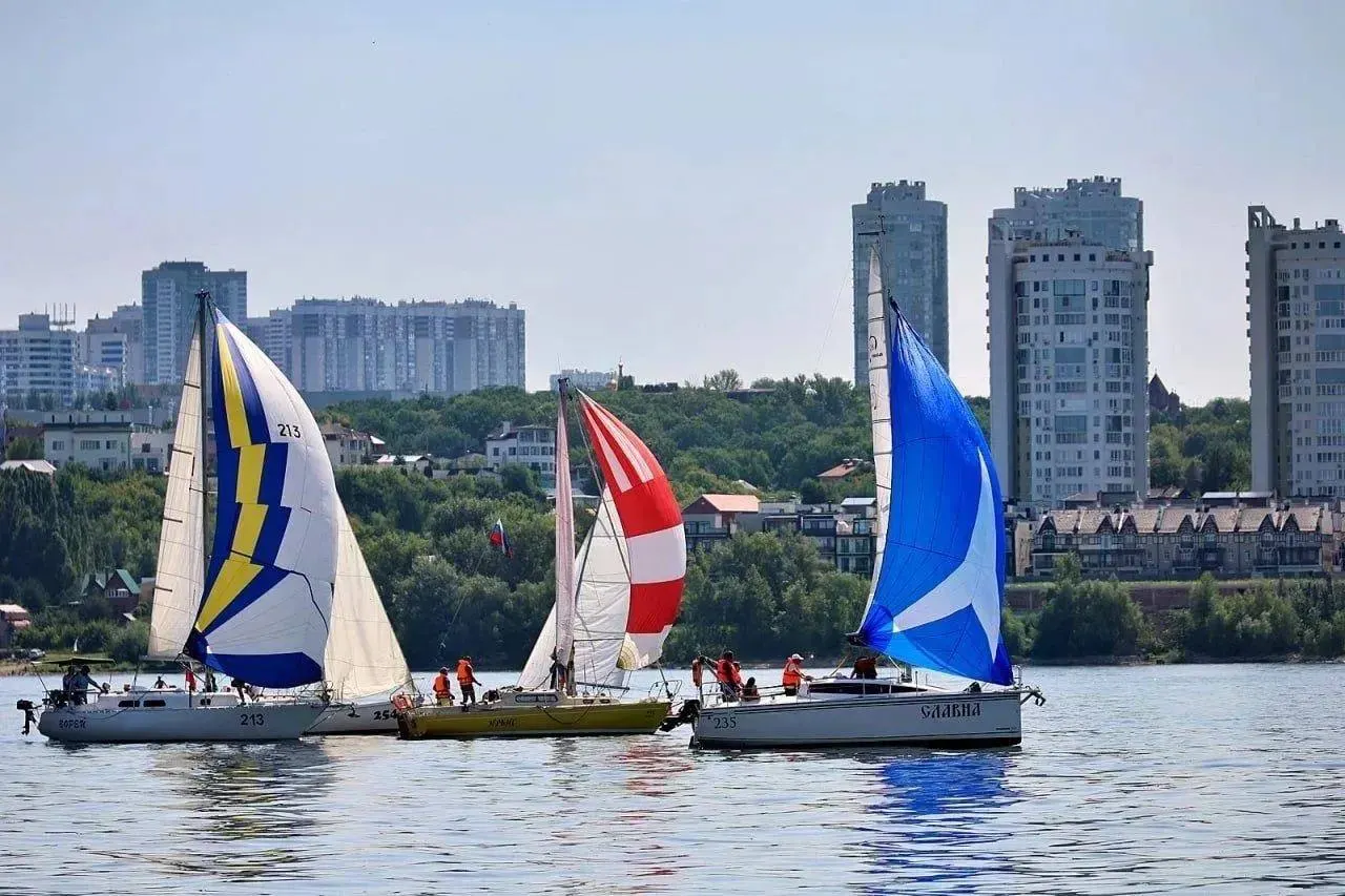 18–19 июля 2026 года в акватории Волги на острове Рождественский в Самаре проходит регата: 50 участников соревнуются в крейсерских яхтах и парусных судах от 6 метров. Победителей наградят грамотами и медалями.