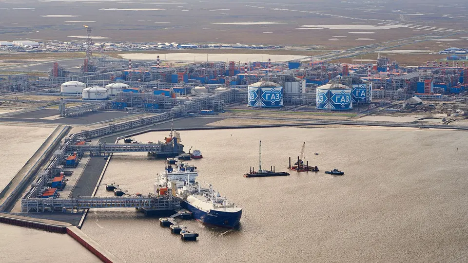 За первое полугодие европейские покупатели увеличили импорт сжиженного газа с проекта «Ямал СПГ» до рекордных объёмов — компании активно завозят поставки до вступления в силу новых ограничений.