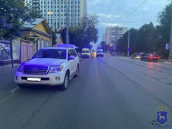 В Самаре обвиняемый Василий Калашников предстал в суде по трём статьям: вождение в пьяном виде, повлёкшее смерть, угроза убийством и хулиганство. Инцидент произошёл 4 августа 2025 года, погиб 48-летний Андрей Богданов; следующее заседание назначено на 29 июля.
