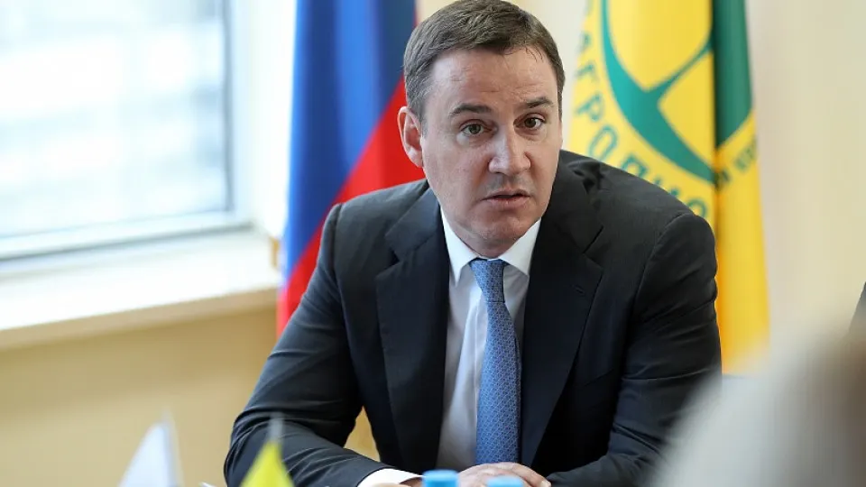 Зампред правительства Дмитрий Патрушев фактически установил контроль над РЭО: в наблюдательный совет входит близкий к нему чиновник, возможным кандидатом на пост гендиректора называют главу «Росагролизинга». Перестановки проходят на фоне уголовных дел против прежнего руководства.