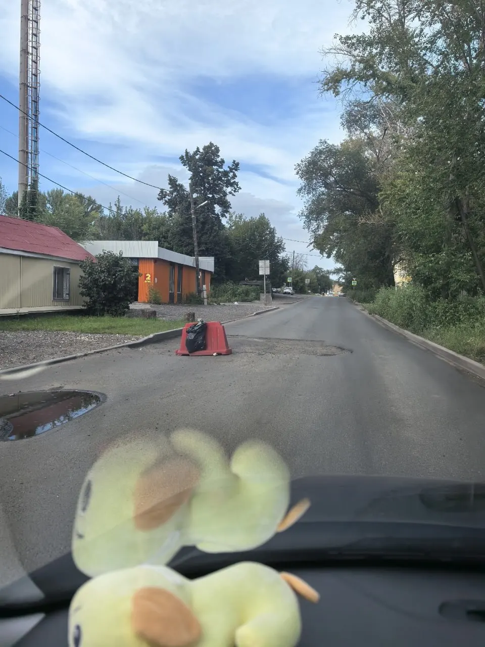 После ремонта на Нагорной улице провалился асфальт. Проезд между Ташкентским переулком и Советской улицей организован по встречной полосе.