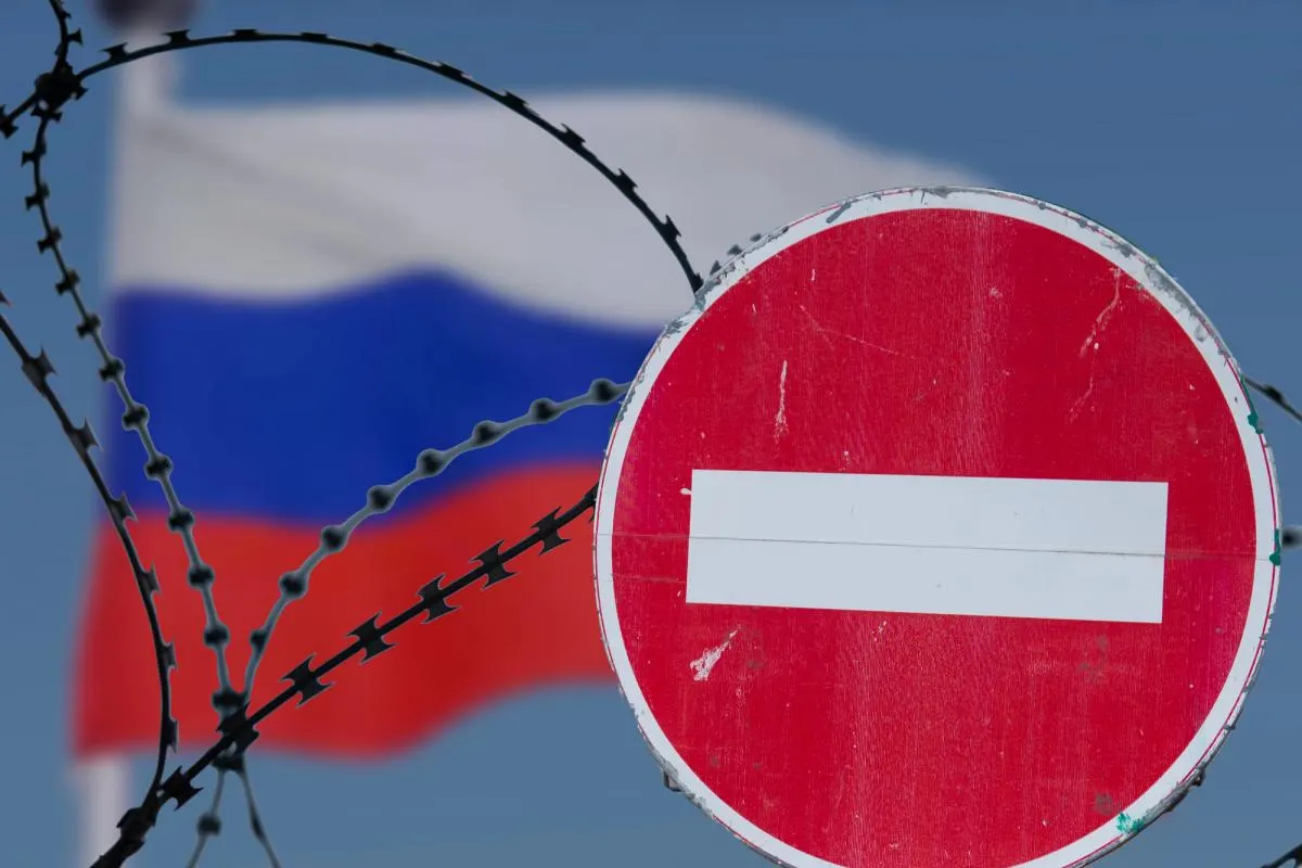Послы ЕС не пришли к согласию по новому пакету мер: обсуждение перенесли до 22 июля, временно сохранён потолок цен на нефть, а спорные вопросы — компенсации австрийскому банку и ограничения на СПГ — остаются нерешёнными.