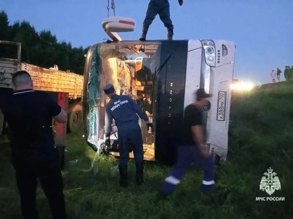 Ночью 11 июля автобус, следовавший из Самары в Набережные Челны, вылетел в кювет. В салоне было 46 человек, по предварительным данным 15 получили травмы, в числе пострадавших — подросток.
