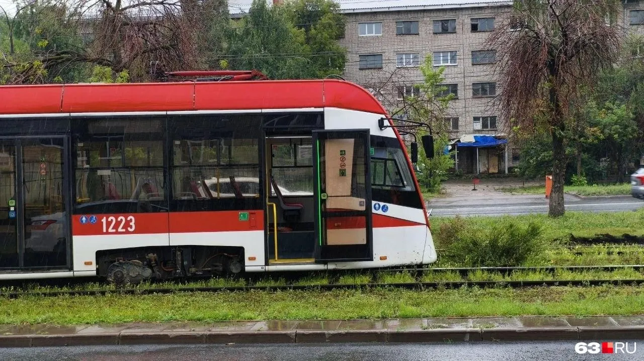 Движение трамваев временно приостановлено. На месте работает аварийная бригада ТТУ, возможны задержки маршрутов.