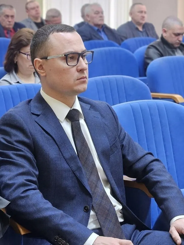 Врио главы Волжского района Александр Кузнецов ушёл по собственному желанию после месяца работы. Его место занял бывший заместитель Алексей Целовальников — это уже третья кадровая перестановка за лето.
