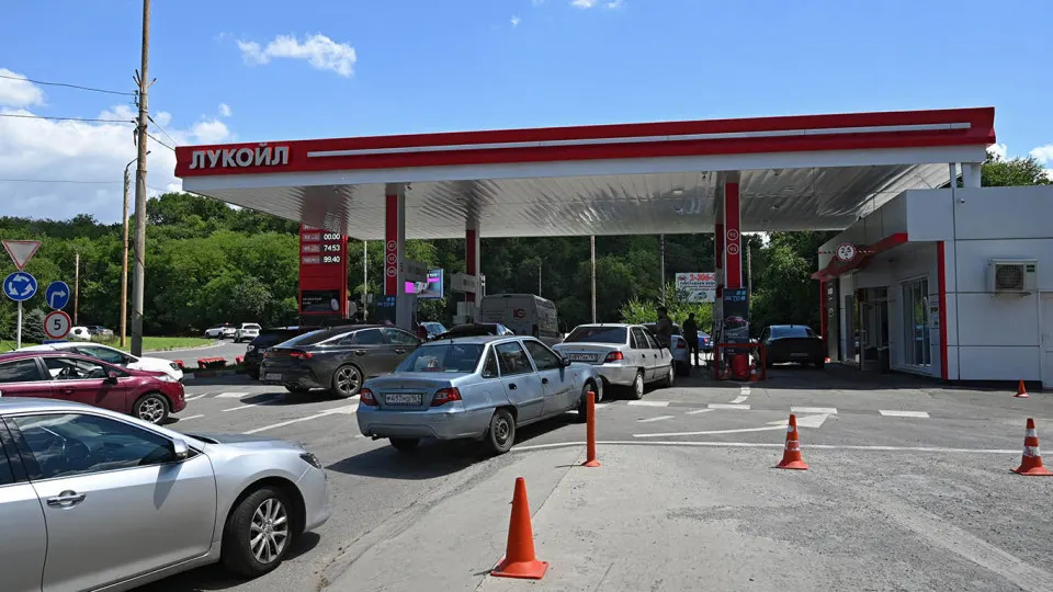 Цена поставляемого в Россию бензина АИ‑92 из Белоруссии за неделю выросла на 6% и почти вдвое с начала мая. Ограниченные мощности НПЗ и падение отечественного производства усиливают дефицит, правительство пытается нарастить импорт, но быстрые поставки затруднены.