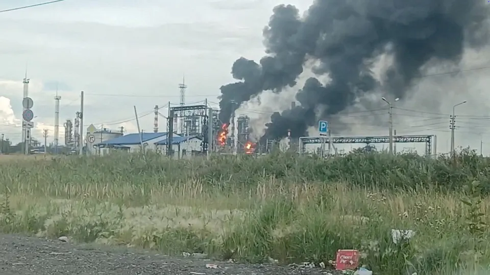 В июне выпуск нефтепродуктов сократился на 12% по месяцу и на 21,7% в годовом выражении; последствия — дефицит топлива, существенный рост цен, импорт и частичная остановка перерабатывающих мощностей после ударов по НПЗ.