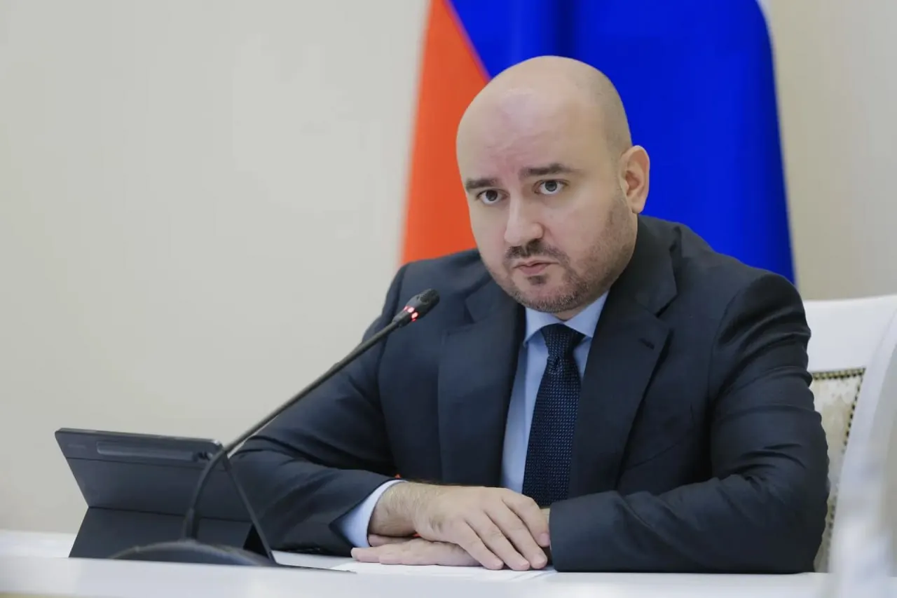 Губернатор поручил организовать стационарные пункты, где жители смогут укрыться от зноя и бесплатно получить воду; контроль исполнения возложен на региональный Минздрав.
