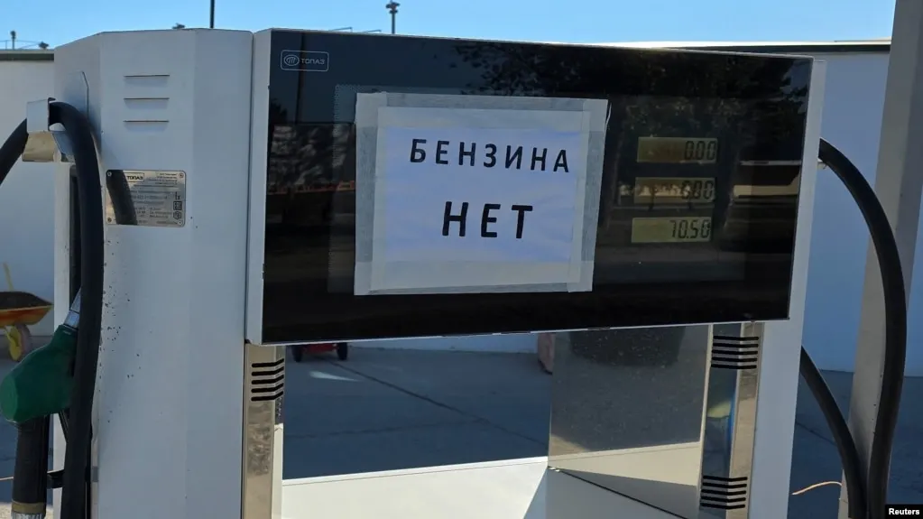 За неделю в конце июня в Севастополе фиксируют рекордное подорожание бензина — около 30% на фоне общероссийского дефицита, перебоев в производстве и проблем с логистикой.
