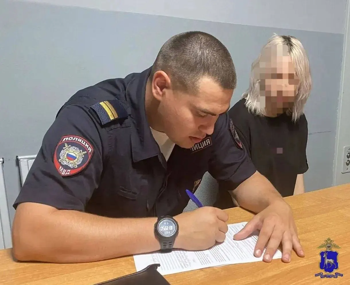 20-летнюю уличную исполнительницу в Самаре наказали штрафом за замену слов детских песен нецензурной бранью; в суде она признала вину и раскаялась.