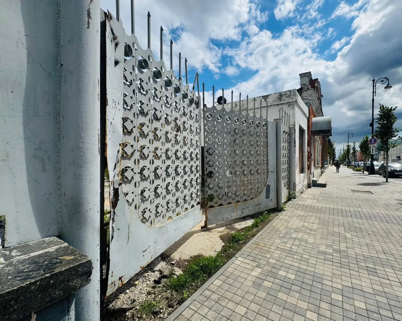 Глава Ленинского района вместе с собственником проверили здание и закрыли все точки доступа — установлены решётки и заборы из профлиста. Фасад по-прежнему в граффити, внутри пока мусор; в будущем объект планируют включить в инвестпроект.