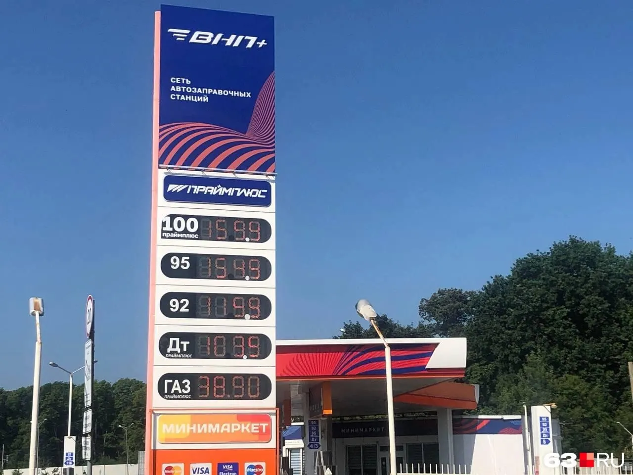 На одной из автозаправок Тольятти литр бензина предлагают по 159,9 рубля. Пользователи обсуждают, не дойдёт ли цена до 200 рублей за литр.