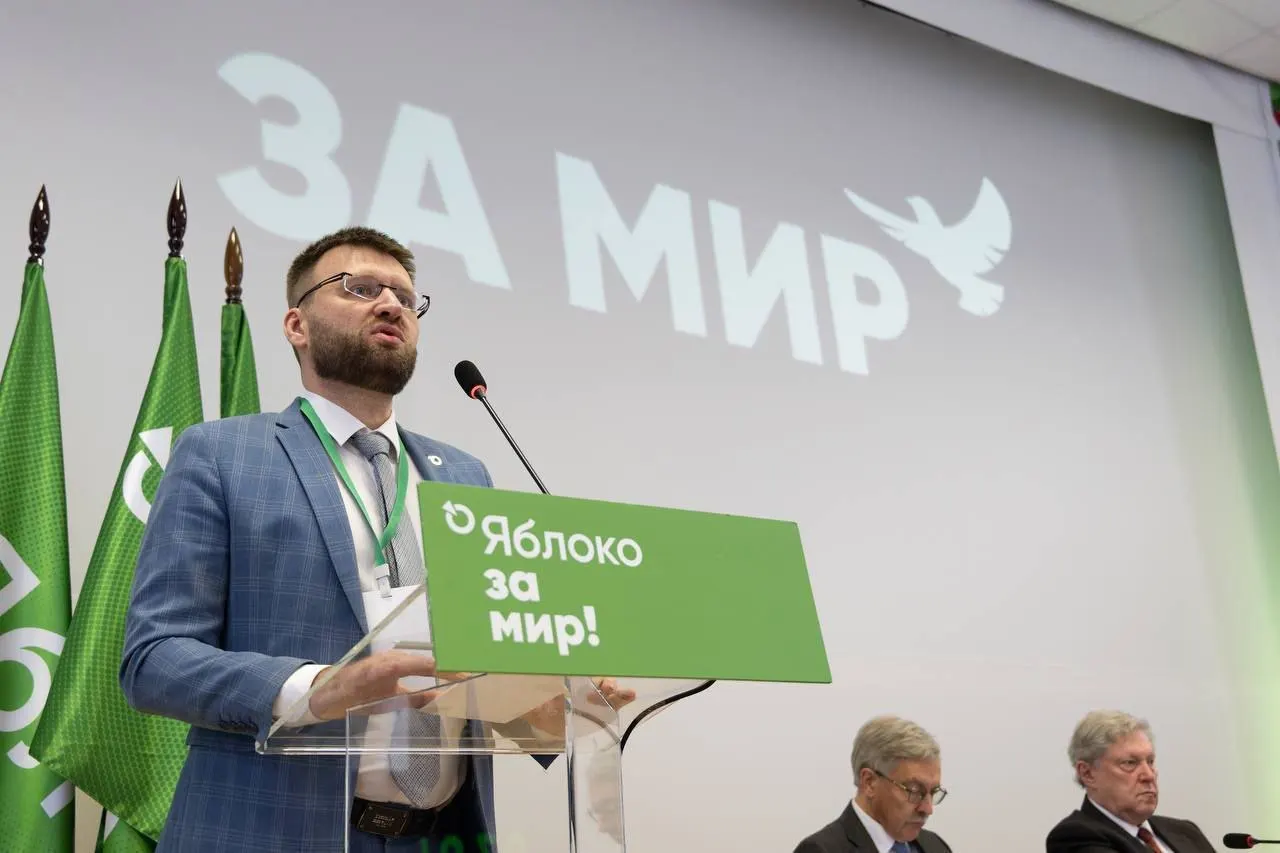 Министерство сослалось на «факты ведения политической деятельности»: поздравление от председателя партии, поездки в суд, возложения цветов и участие в видеоролике с бумажными самолётиками.