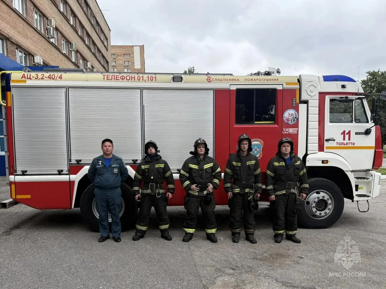 30 июня в Автозаводском районе Тольятти в горящей квартире эвакуировали 20 человек; пятерых жителей, включая двоих детей, вывели в масках‑самоспасателях. Площадь пожара — 12 кв. м, пострадавших нет.