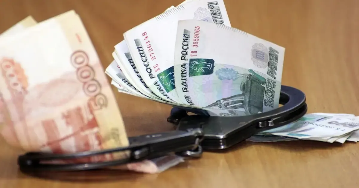 Следствие считает, что руководитель научного проекта требовал от участников возвращать часть зарплат и присваивал эти деньги; ущерб — 4,8 миллиона рублей из гранта РНФ в 27 миллионов.