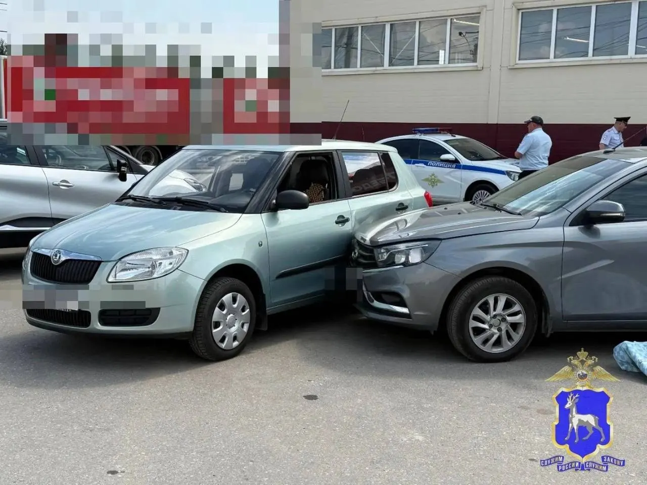 Мужчина на Lada Vesta внезапно потерял сознание и врезался в припаркованную Skoda Fabia; он скончался до приезда скорой помощи.