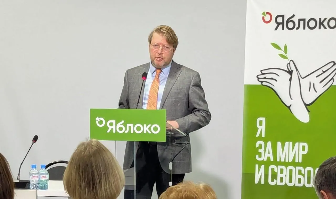 Суд оставил в силе решение о штрафе за публикацию с изображением Алексея Навального; партия собирается обжаловать решение в Конституционном суде.