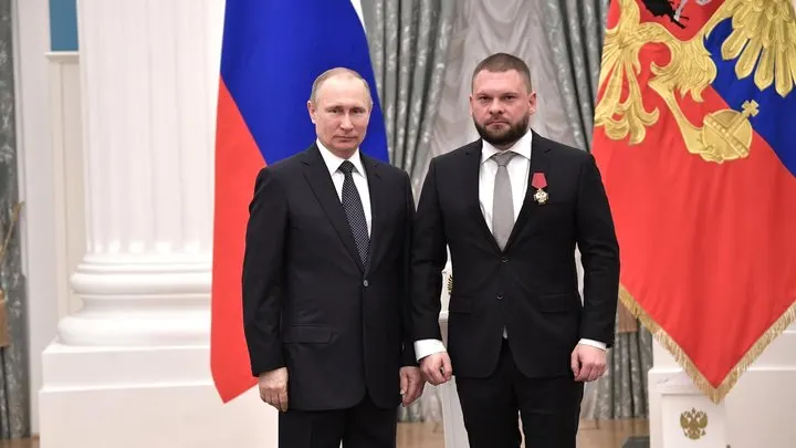 По данным официальной декларации, один из лидеров списка «ЕР» указал в собственности акции Apple, Intel, Procter & Gamble, паи фондов FinEx и доли в зарубежных компаниях. Партия заявляет, что иностранные активы были отчуждены до подачи документов.