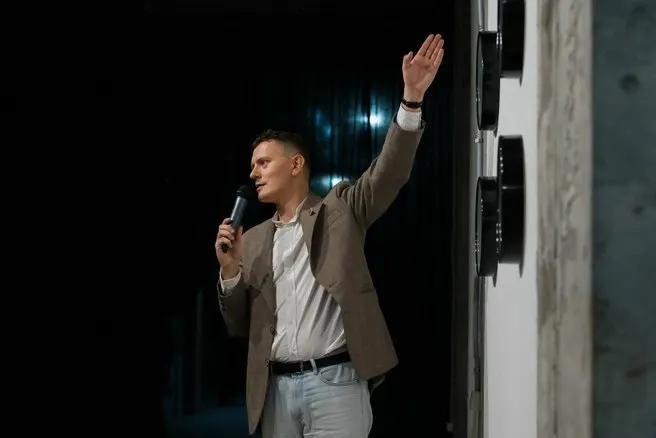 Сергей Баландин ушёл с поста руководителя галереи, заявив о желании вернуться к исследовательской работе. Исполняющей обязанности назначена Катерина Орлова.