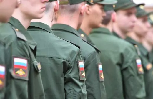 Правительство поддержало законопроект, позволяющий направлять срочников в пожарные и аварийно‑спасательные подразделения по всей стране. Мера призвана сократить дефицит персонала и поддержать работу караулов.