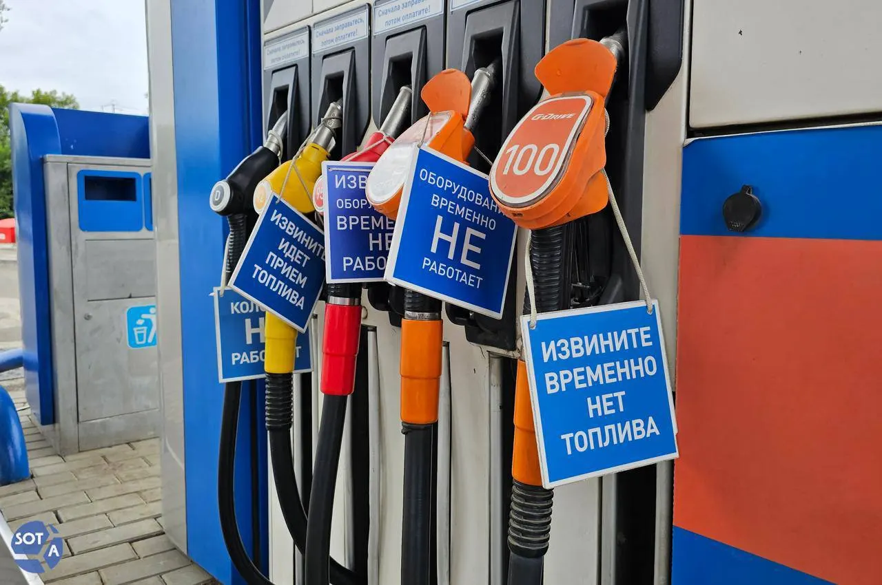 Медианная стоимость бензина за первую декаду июля заметно выросла: самые популярные марки подорожали на десятки процентов. Эксперты предупреждают, что дефицит и сезонный спрос не позволят значительно снизить цены в ближайшие недели.