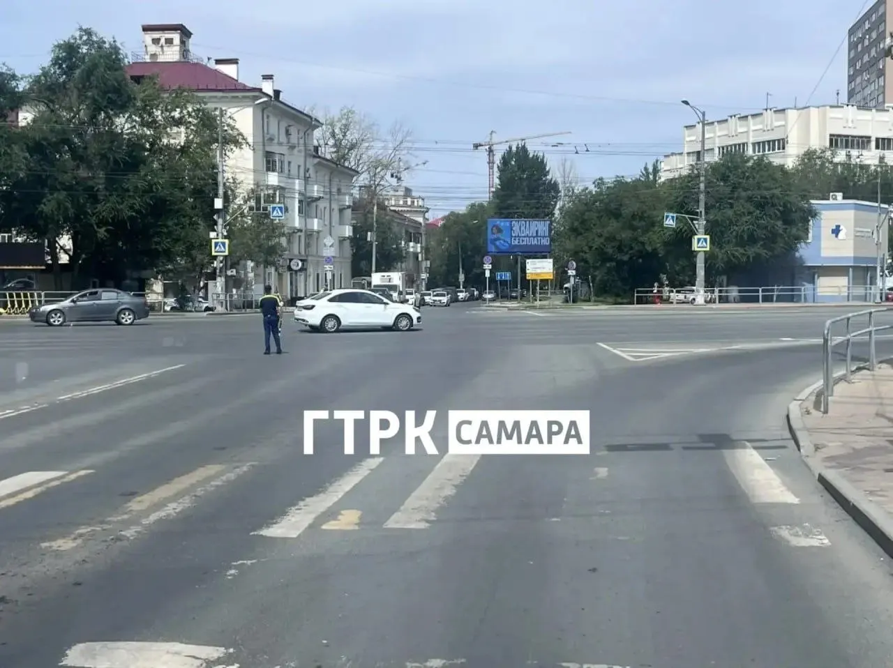 Движение временно регулируют инспекторы ГИБДД — по возможности объезжайте этот участок.