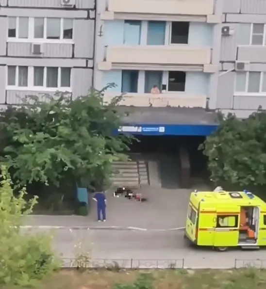 Тело мужчины нашли перед подъездом дома №25. Полиция проводит проверку, причины смерти установит экспертиза.