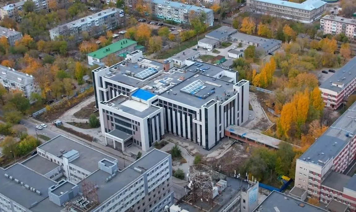 Региональные власти инициировали процедуру изъятия земель и объектов вокруг долгостроя «Клиника сердца». Сам медицинский корпус готов почти полностью, рядом есть ещё один недостроенный корпус.